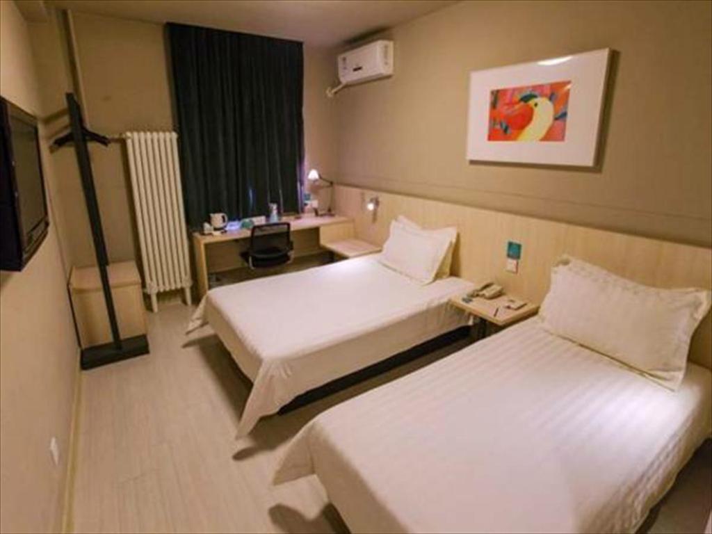 Двухместный (Стандартный двухместный номер А с 2 отдельными кроватями) отеля Jinjiang Inn Beijing Zhushikou, Пекин