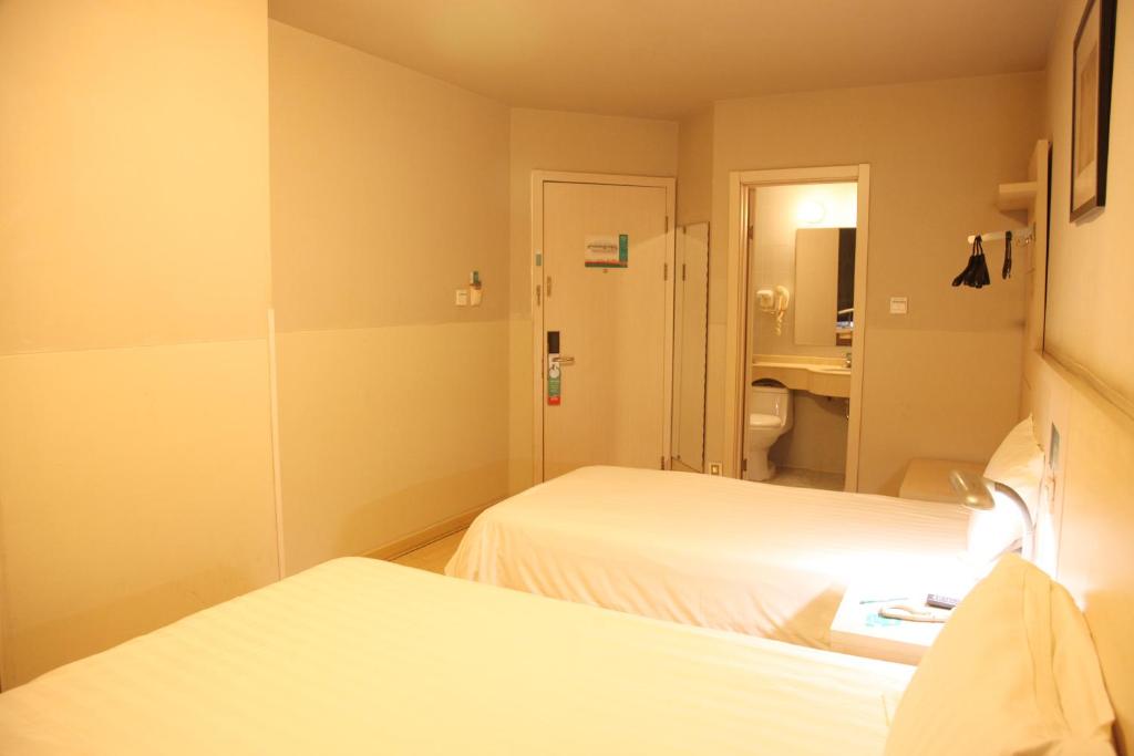 Двухместный (Стандартный двухместный номер В с 2 отдельными кроватями) отеля Jinjiang Inn - Beijing Houhai, Пекин