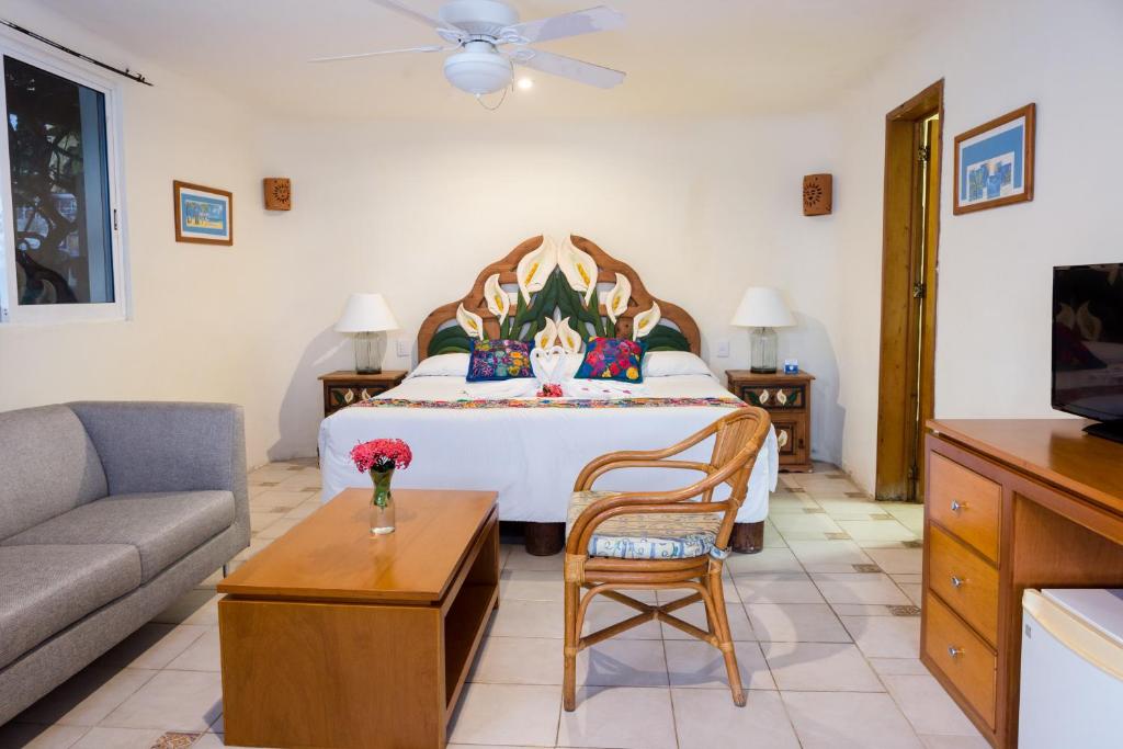 Сьюит (Люкс с кроватью размера «king-size» и видом на море) отеля Hotel La Joya Isla Mujeres, Исла-Мухерес