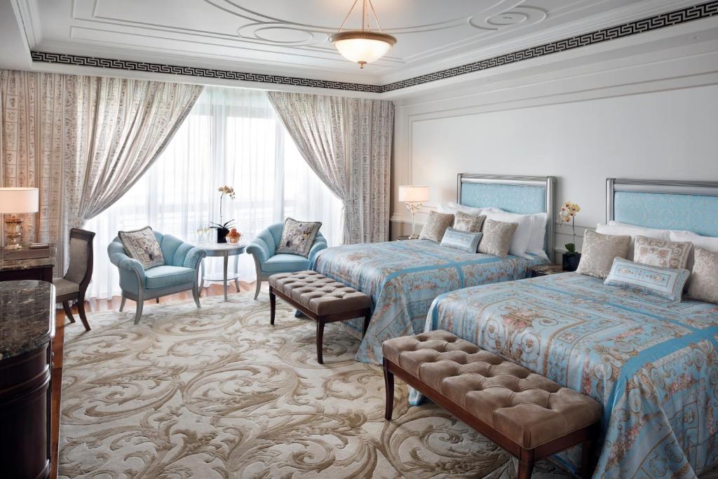 Двухместный (Улучшенный двухместный номер с 1 кроватью или 2 отдельными кроватями, вид на озеро) отеля Palazzo Versace Dubai, Дубай