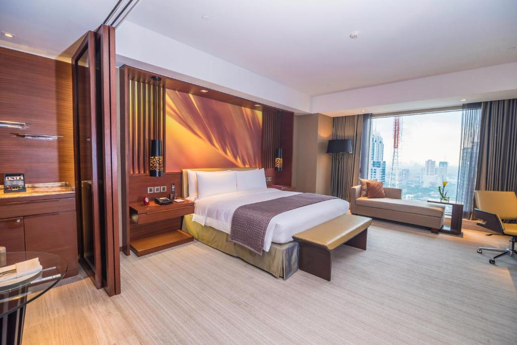 Двухместный (Номер «Премьер» с кроватью размера «king-size») отеля Marco Polo Ortigas Manila, Манила