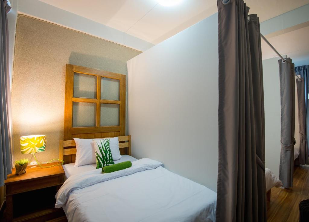 Номер (Односпальная кровать в трехместном номере с общей внутренней ванной комнатой) хостела At Victory Hostel, Бангкок