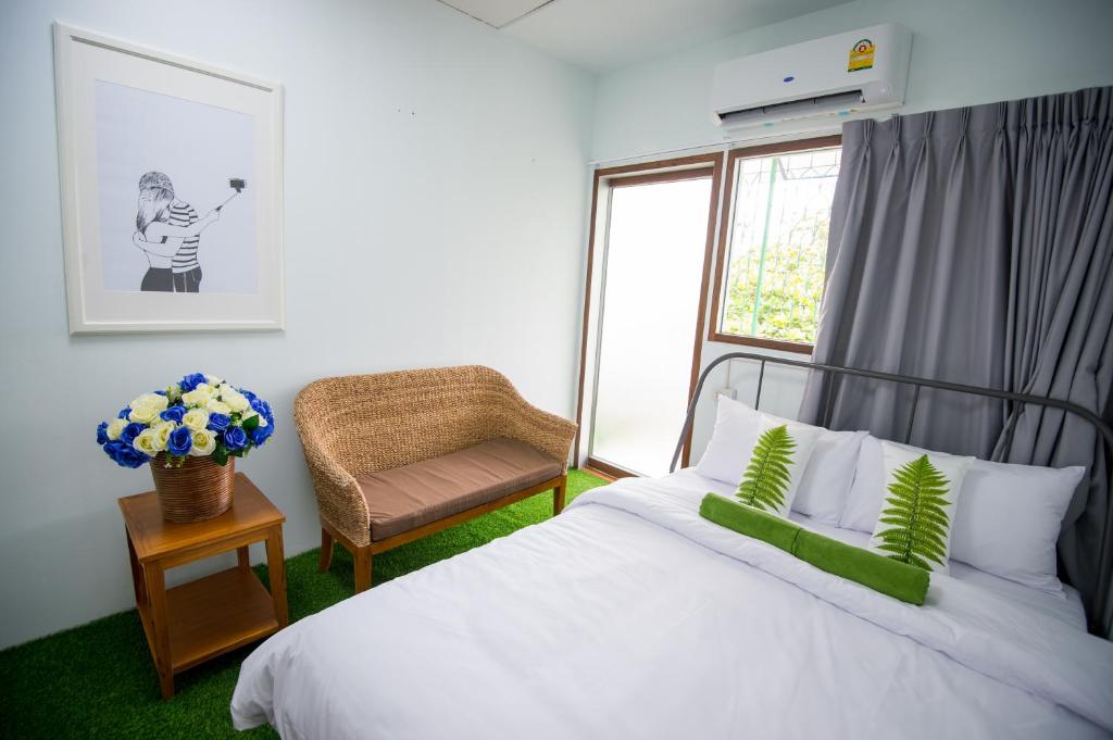 Двухместный (Двухместный номер с 1 кроватью и собственной ванной комнатой вне номера) хостела At Victory Hostel, Бангкок