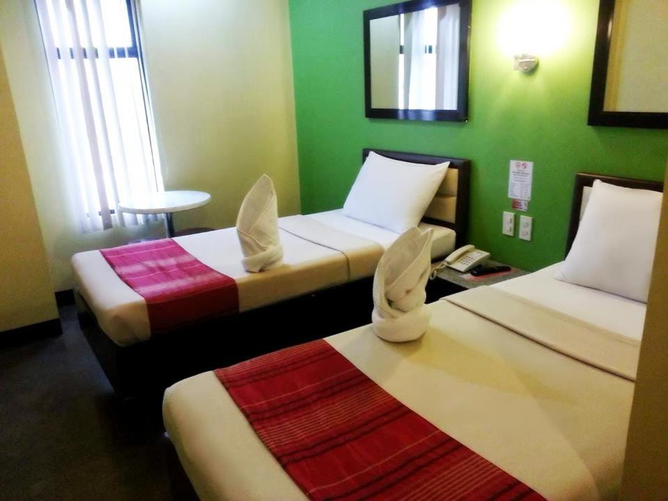 Двухместный (Улучшенный двухместный номер с 2 отдельными кроватями) отеля Express Inn Cebu, Себу