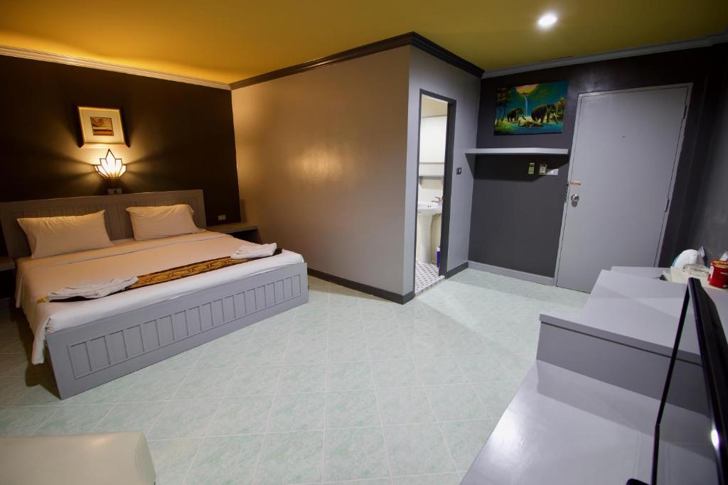 Двухместный (Улучшенный двухместный номер с 1 кроватью и видом на горы) отеля The Little Moon Residence, Пхукет