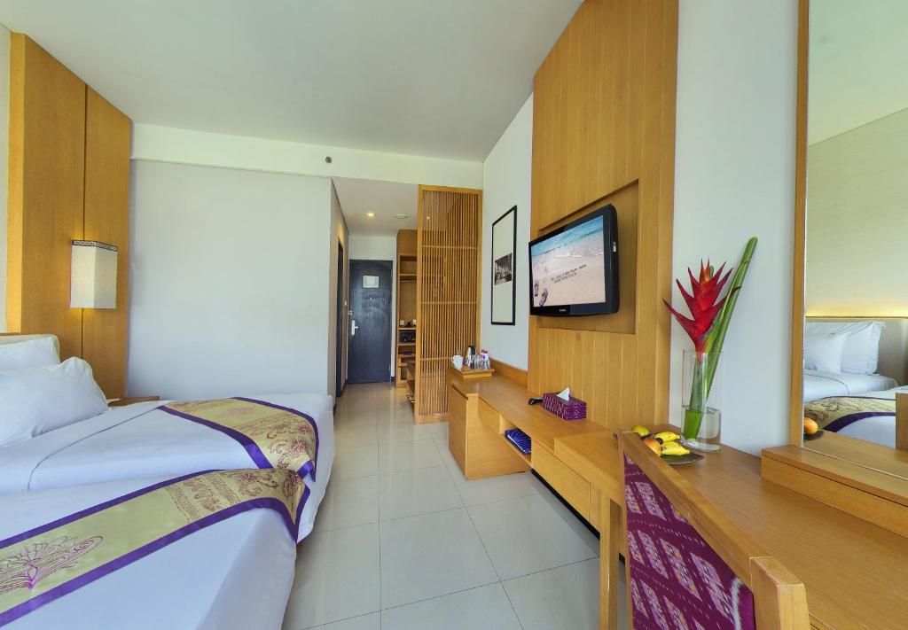 Двухместный (Двухместный номер Делюкс с 1 кроватью или 2 отдельными кроватями и видом на бассейн) курортного отеля Grand Inna Kuta, Кута