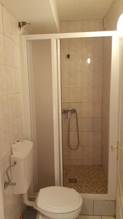 Четырехместный (Четырехместный номер с собственной ванной комнатой вне номера) гостевого дома OKSZI Vendégház, Сегед