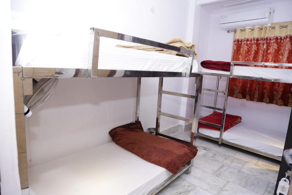 Номер (Кровать в общем 4-местном номере для мужчин и женщин) хостела Backpackers Heaven@ New King, Нью-Дели