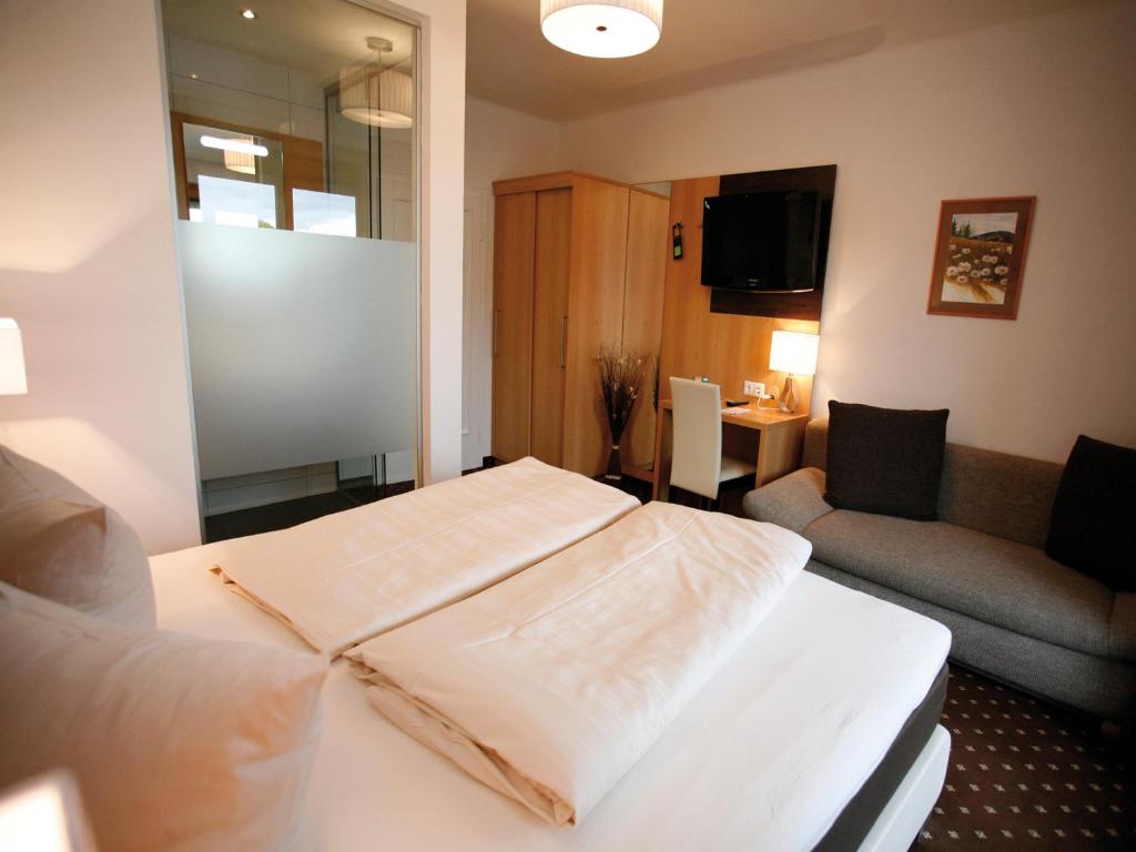 Двухместный (Улучшенный двухместный номер с 1 кроватью, балконом или террасой) отеля Hotel Diana, Фельден-ам-Вёртерзе