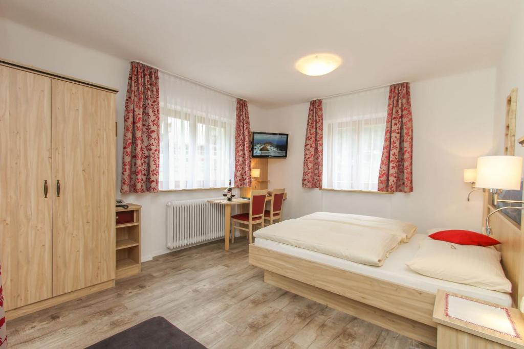 Двухместный (Двухместный номер с двуспальной кроватью и дополнительной кроватью) отеля Hotel Pension Schmittental, Целль-ам-Зе