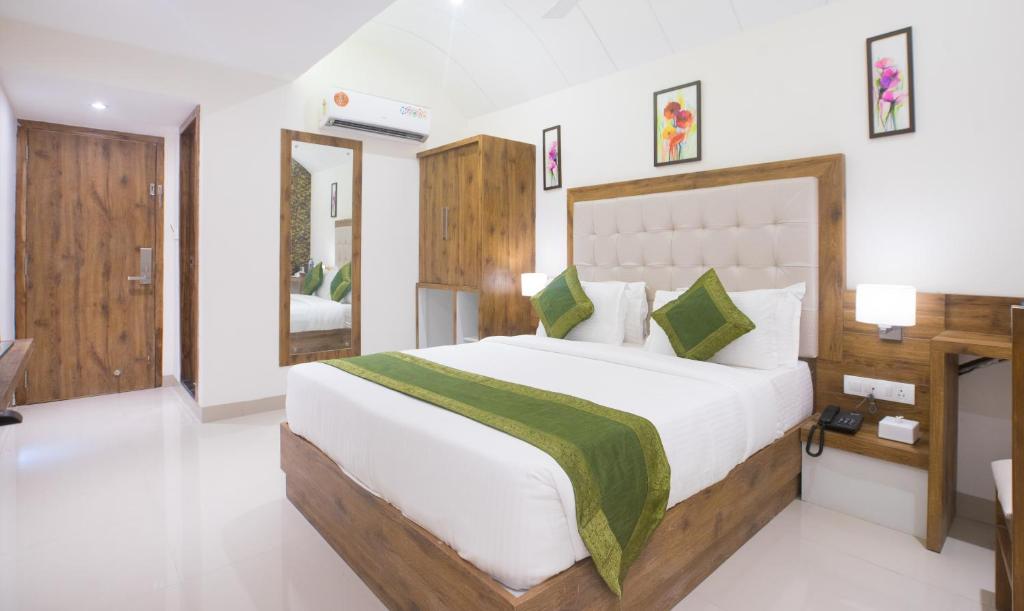 Двухместный (Стандартный двухместный номер с 1 кроватью) отеля Treebo Amber International, Мумбай