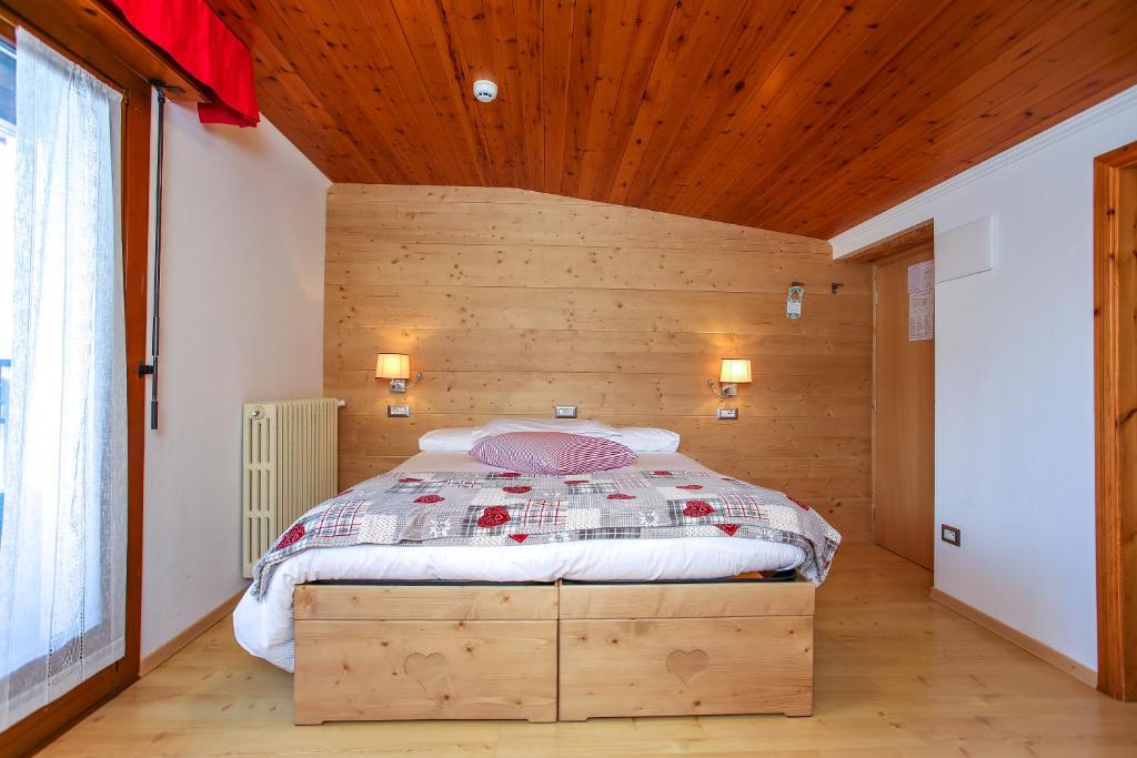 Двухместный (Улучшенный двухместный номер с 1 кроватью или 2 отдельными кроватями и террасой) отеля Albergo Adele, Бормио