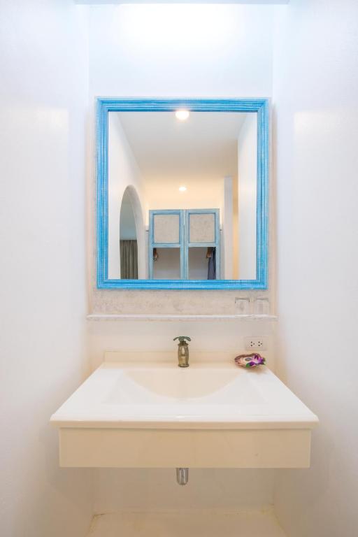 Сьюит (Роскошный люкс с гидромассажной ванной) курортного отеля Ocean Breeze, Кхаулак
