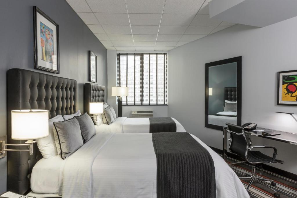 Четырехместный (Улучшенный номер с 2 двуспальными кроватями) отеля Broadway Plaza Hotel, Нью-Йорк