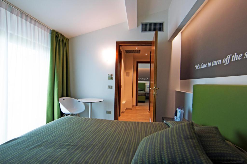 Семейный (Семейный люкс с 2 спальнями и видом на озеро) отеля Hotel Ideal, Сирмионе