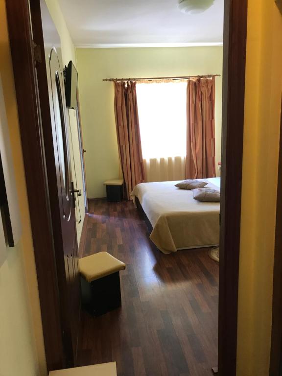 Двухместный (Двухместный номер с 1 кроватью или 2 отдельными кроватями и ванной комнатой) гостевого дома Pinul Negru, Бэиле-Херкулане
