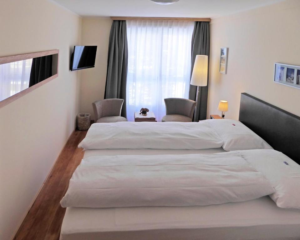 Двухместный (Небольшой двухместный номер с 1 кроватью) отеля Hotel Engadinerhof Superior, Санкт-Мориц