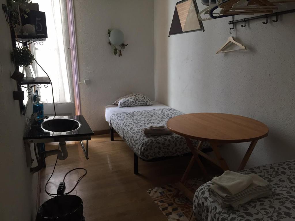 Двухместный (Стандартный двухместный номер с 2 отдельными кроватями и общей ванной комнатой) гостевого дома Pension Casa De Barca, Барселона