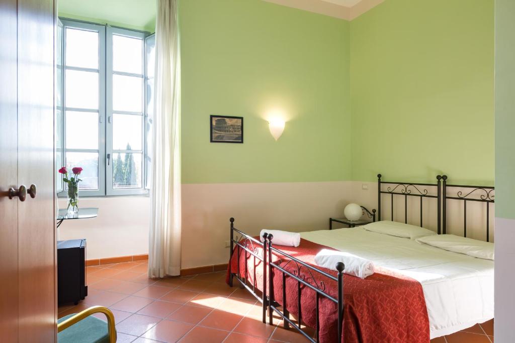Двухместный (Улучшенный двухместный номер с 1 кроватью или 2 отдельными кроватями) отеля Domus Sessoriana, Рим