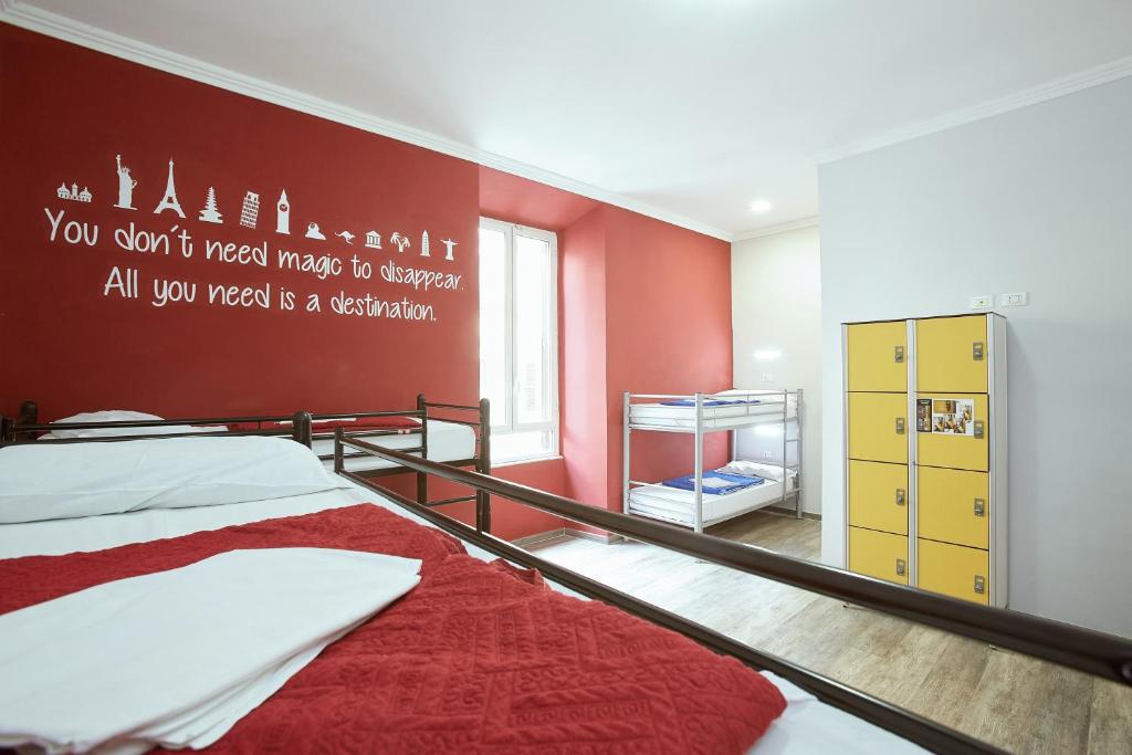 Номер (Спальное место на двухъярусной кровати в общем номере для мужчин и женщин) хостела Alessandro Palace, Рим