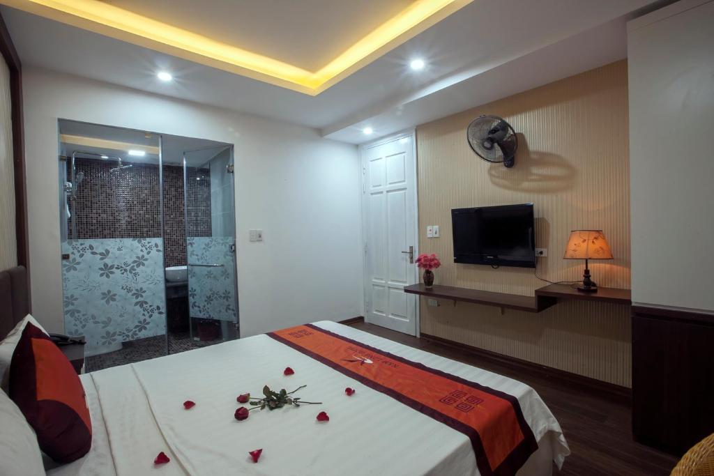 Двухместный (Улучшенный двухместный номер с 1 кроватью) отеля Nam Long Hotel, Ханой