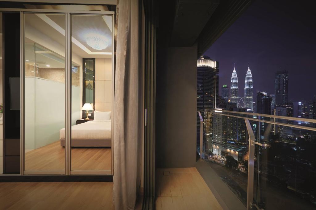 Апартаменты (Номер «Премьер» с 2 спальнями в здании Dorsett Residences - 1 кровать размера «queen-size» и 2 односпальные кровати) апарт-отеля Dorsett Residences Bukit Bintang @Dorsett Kuala Lumpur, Куала-Лумпур