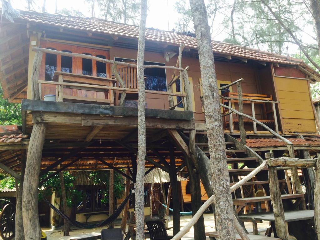 Трехместный (Triple Room in Tree House With Sea View) гостевого дома Beach Hut, Аругам