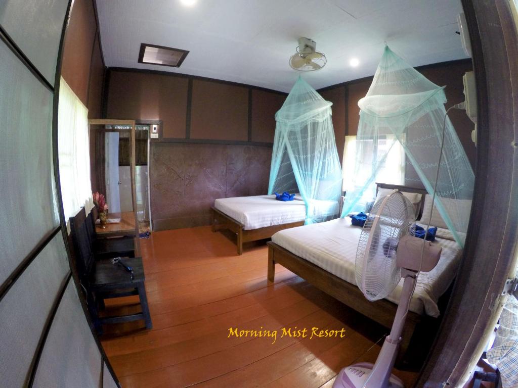 Трехместный (Стандартный трехместный номер) курортного отеля Khao Sok Morning Mist Resort, Сураттхани
