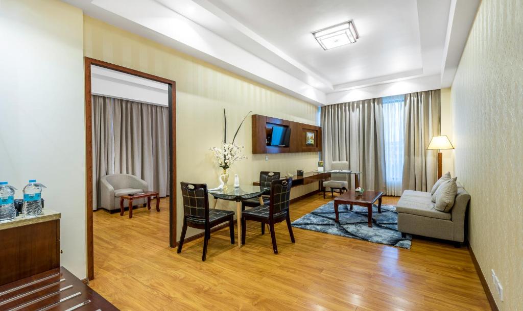 Сьюит (One-Bedroom Suite With Two Way Airport Transfers) отеля Clarion Inn Jaipur, Джайпур