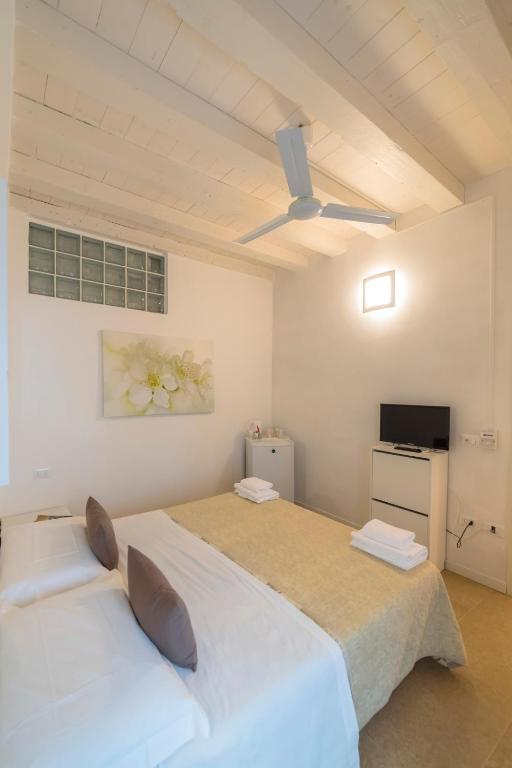 Двухместный (Двухместный номер с основными удобствами и 1 кроватью) апарт-отеля Academia Residence, Бергамо
