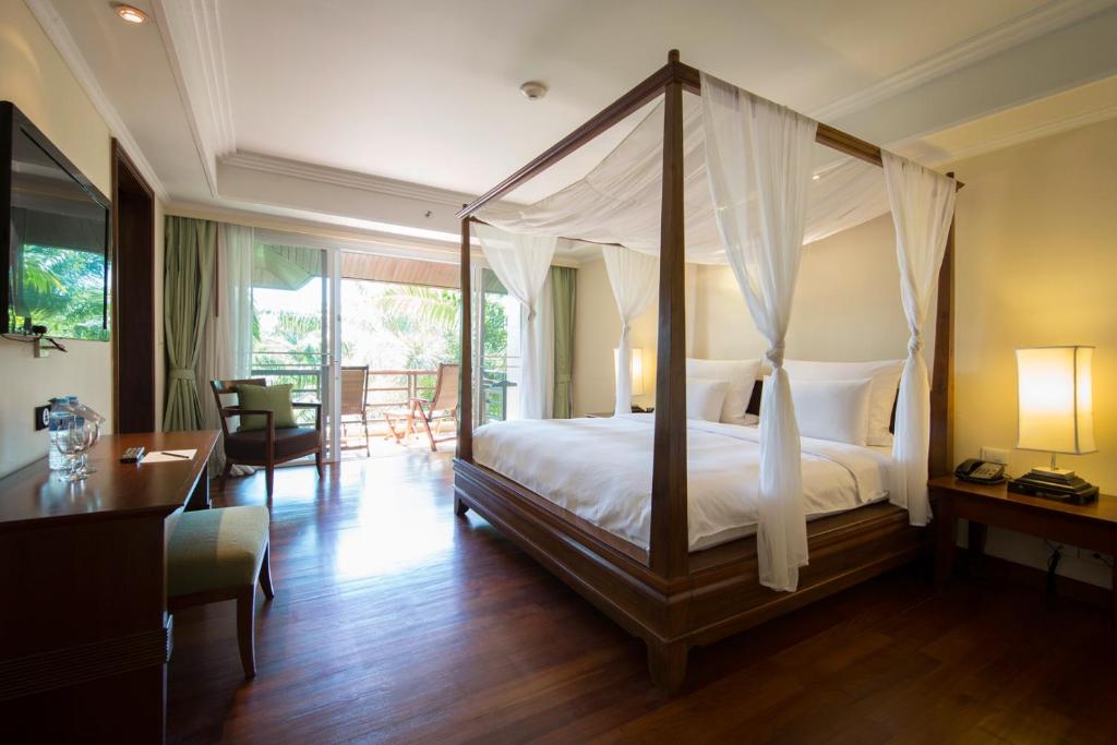 Сьюит (Улучшенный люкс) отеля Katiliya Khao Lak Resort, Кхаулак