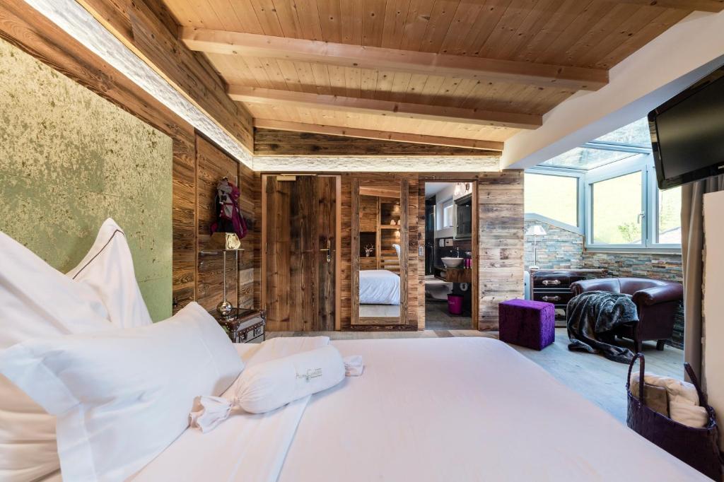 Двухместный (Улучшенный номер с кроватью размера «queen-size») отеля Alpin Garden Wellness Resort - Adults Only, Ортизеи