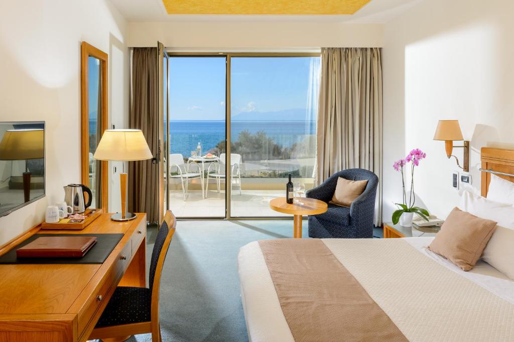 Двухместный (Представительский двухместный номер с 1 кроватью и видом на море) отеля Alexander Beach Hotel & Spa, Александруполис