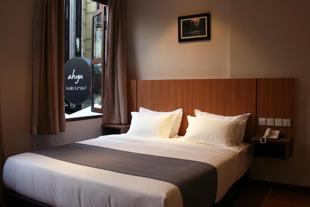 Двухместный (Улучшенный номер с кроватью размера «king-size» (с окном)) отеля Ahyu Hotel, Куала-Лумпур