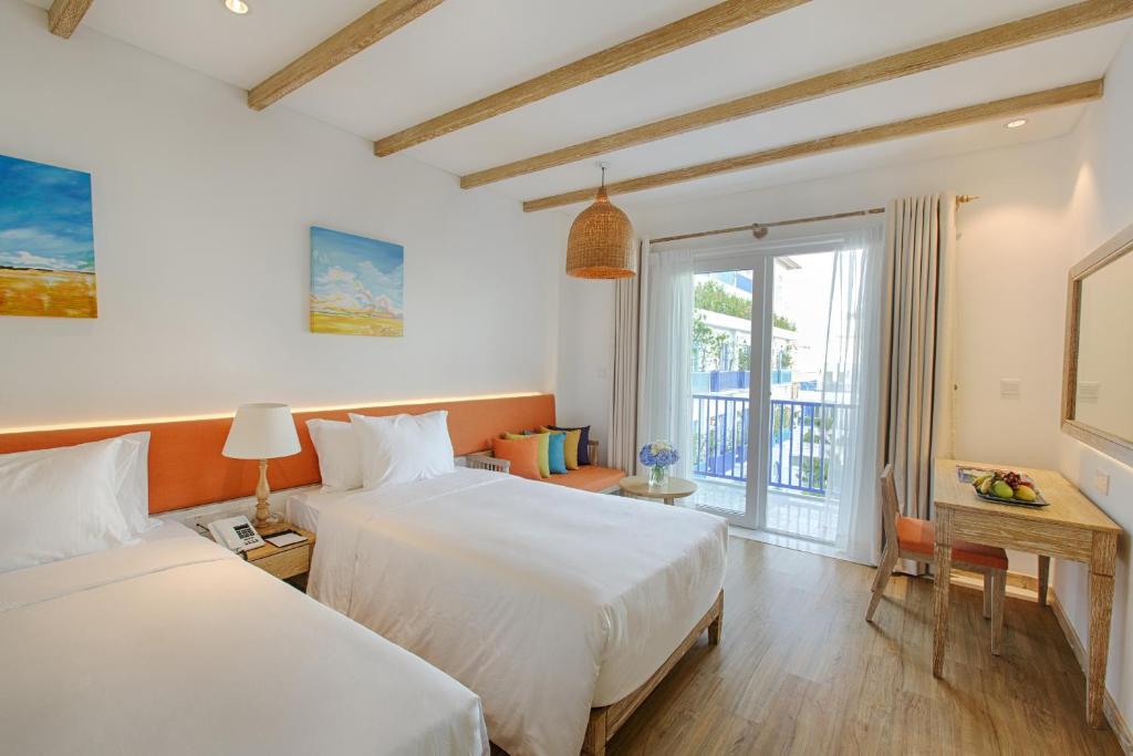 Двухместный (Элитный двухместный номер Делюкс с 2 отдельными кроватями и балконом, вид на бассейн/город) курортного отеля Risemount Resort Danang, Дананг