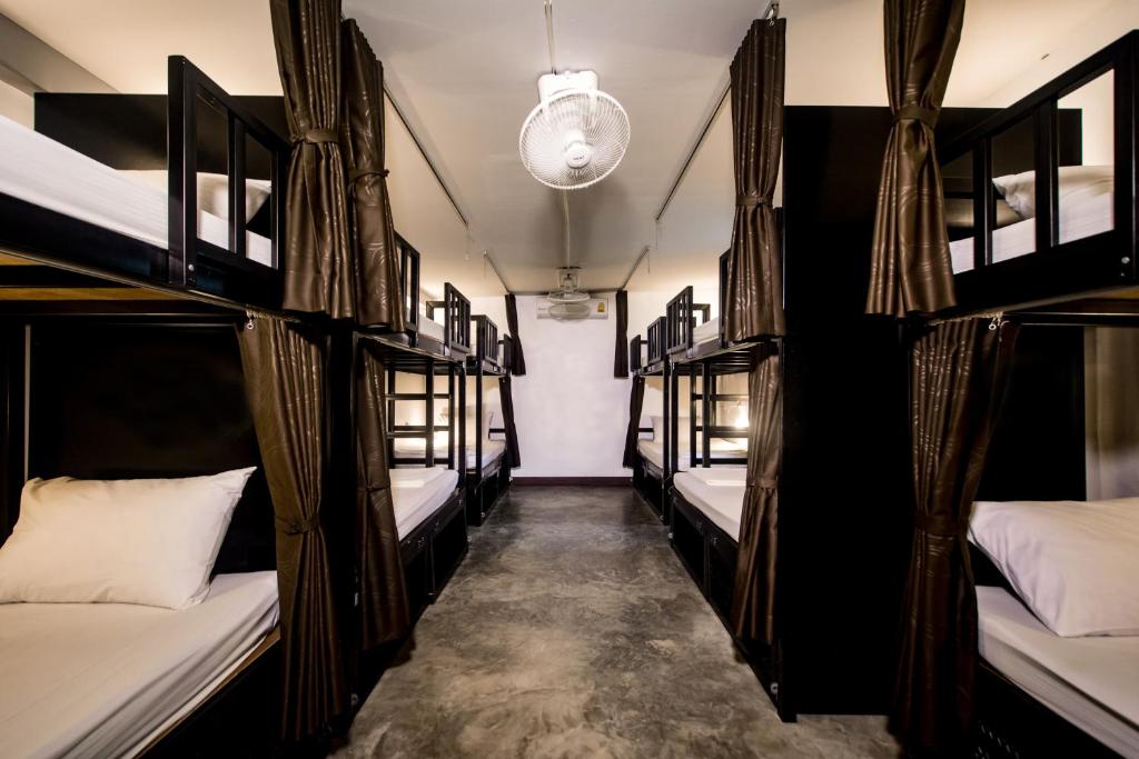 Номер (Кровать в общем 8-местном номере для мужчин и женщин) хостела Balcony Party Hostel - Adult Only +18, Краби