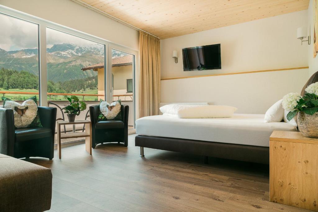 Двухместный (Двухместный номер с 2 отдельными кроватями, вид на горы (для 2 взрослых)) отеля Alpenhotel Regina, Наудерс