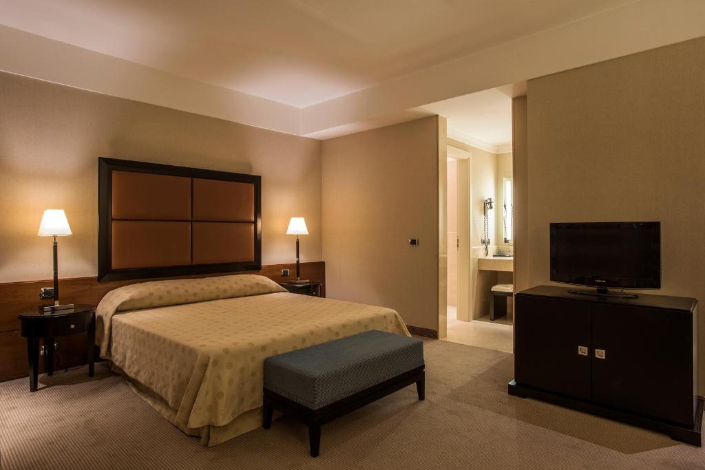 Двухместный (Улучшенный двухместный номер с 1 кроватью или 2 отдельными кроватями) отеля Ergife Palace Hotel, Рим