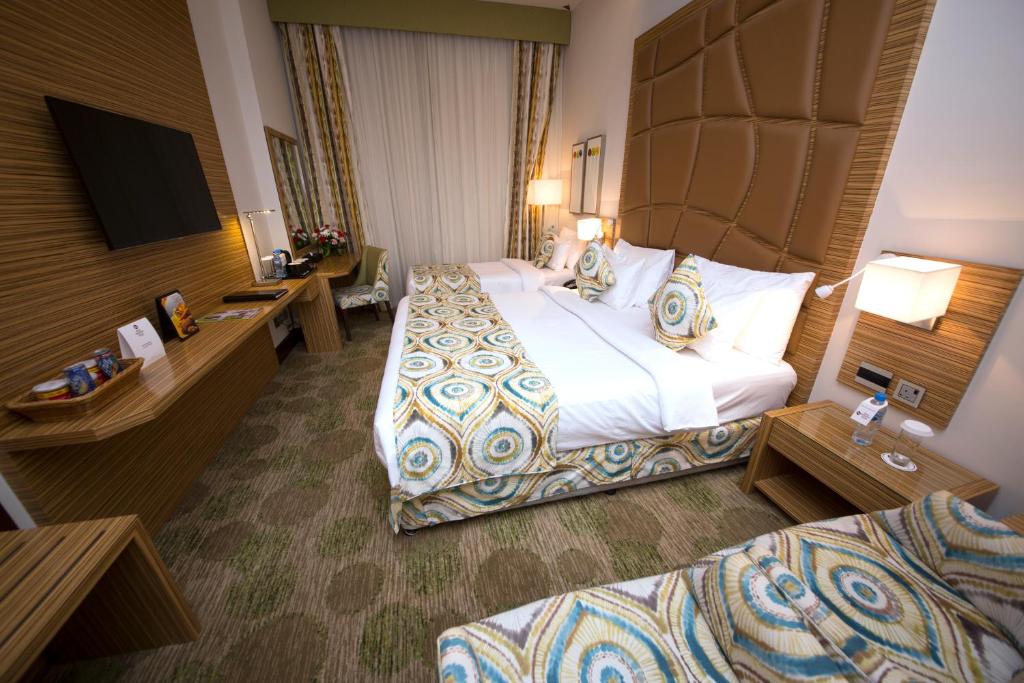 Двухместный (Двухместный номер Делюкс с 2 отдельными кроватями, вид на башню «Бурдж Халифа») отеля Best Western Plus Pearl Creek Hotel, Дубай
