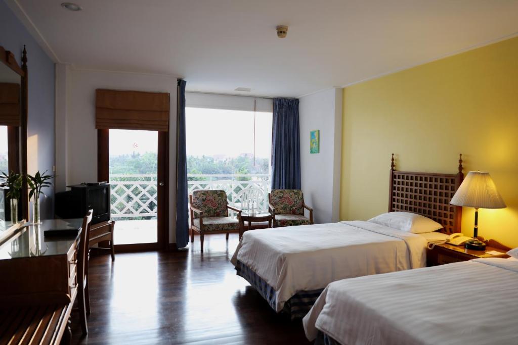 Двухместный (Улучшенный двухместный номер с 2 отдельными кроватями или 1 кроватью и видом на сад) курортного отеля Sampran Riverside, Накхонпатхом