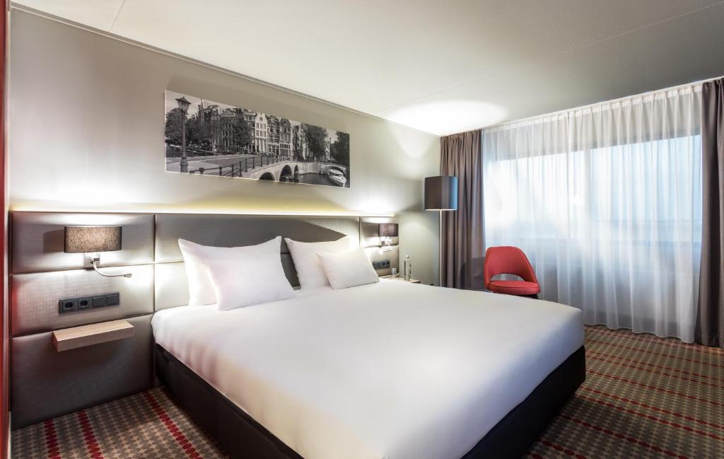 Сьюит (Улучшенный люкс с кроватью размера «king-size») отеля Dorint Airport-Hotel Amsterdam, Амстердам