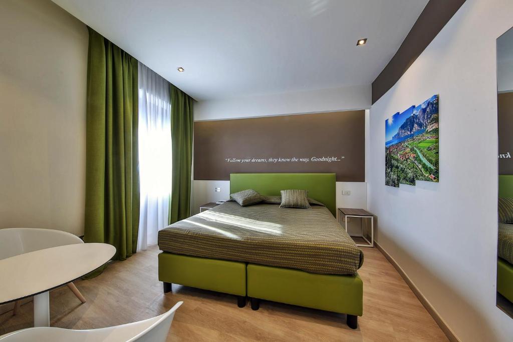 Двухместный (Двухместный номер эконом-класса с 1 кроватью или 2 отдельными кроватями, вид на сад) отеля Hotel Ideal, Сирмионе
