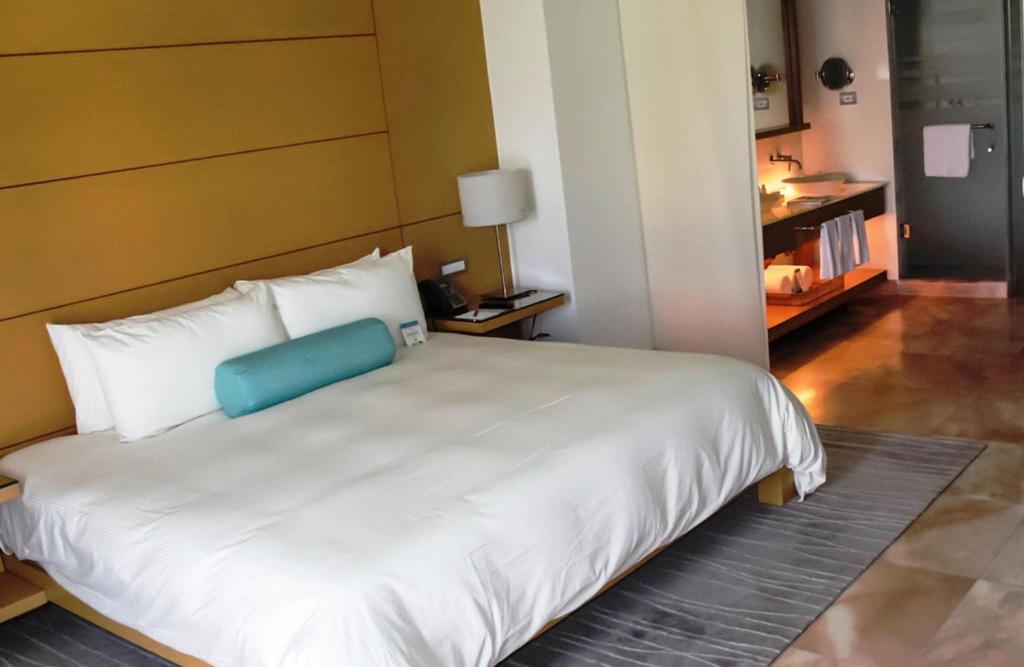 Двухместный (Двухместный номер Club 89 с 1 кроватью и видом на Диаманте (для 2 взрослых и 1 ребенка)) курортного отеля Resort Mundo Imperial, Акапулько-де-Хуарес