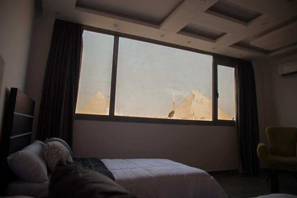 Двухместный (Улучшенный двухместный номер с 1 кроватью или 2 отдельными кроватями и видом на пирамиды) отеля Marvel Stone Hotel, Каир