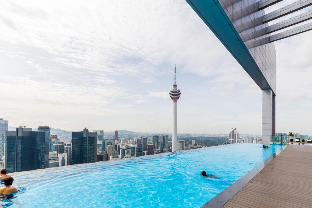 Куала лумпур бассейн на крыше. Куала лумпур бассейн на крыше. Куала лумпур отель с бассейном. Отели куала лумпур с бассейном на крыше. Отели куала лумпур с бассейном на крыше.