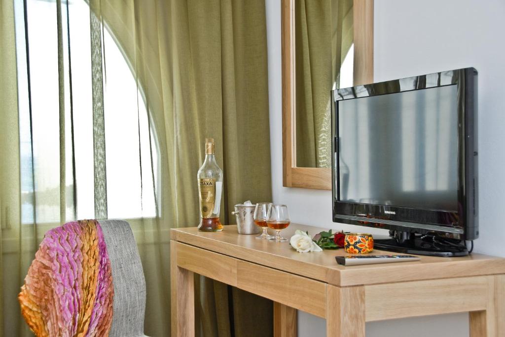 Трехместный (Двухместный номер с 1 кроватью или 2 отдельными кроватями и диваном-кроватью) отеля Xenia Hotel, Наксос