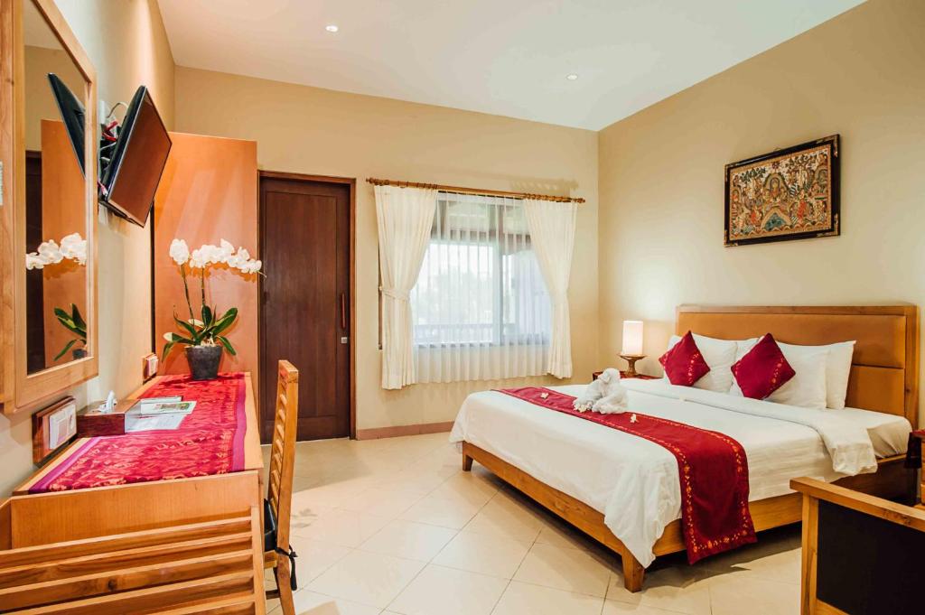 Трехместный (Улучшенный номер с дополнительной кроватью (для 3 взрослых)) курортного отеля Kuta Puri Bungalow, Кута