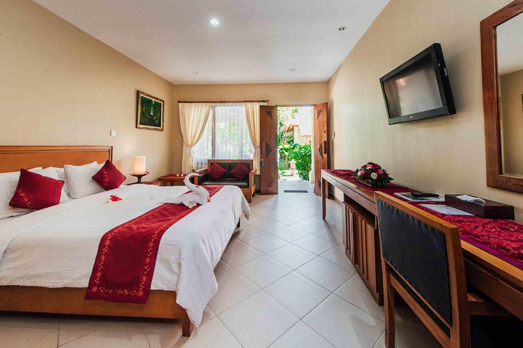 Трехместный (Номер «Гранд» Делюкс с дополнительной кроватью (для 3 взрослых)) курортного отеля Kuta Puri Bungalow, Кута
