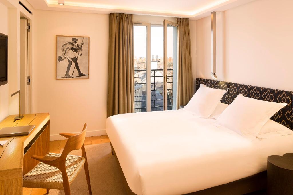 Двухместный (Двухместный номер «Премьер» с 1 кроватью или 2 отдельными кроватями) отеля Hotel Marignan Champs-Elysées, Париж