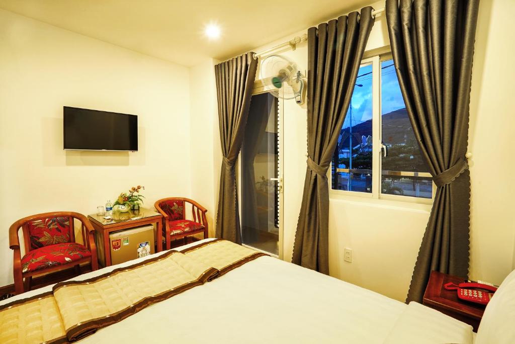 Двухместный (Двухместный номер с 1 кроватью и видом на горы) отеля Thanh Thanh Hotel, Куинён